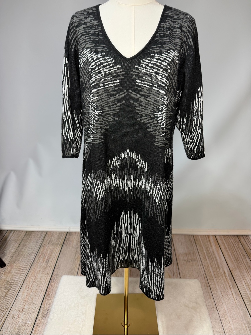 Roz & Ali Black and White V-Neck Knit Midi Dress
